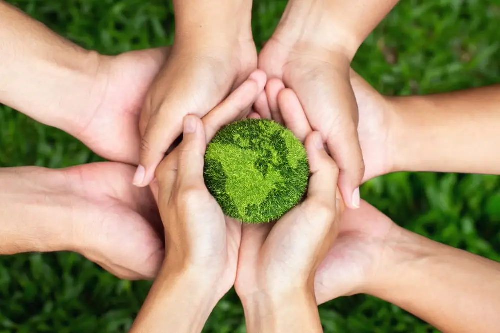 Jour de la terre mains adultes travail d'équipe harmonie