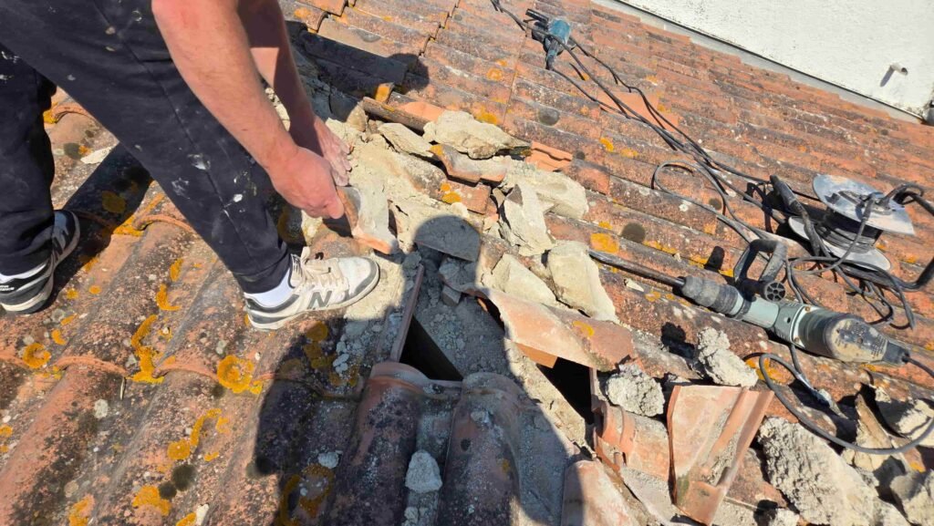 Homme travaux toiture